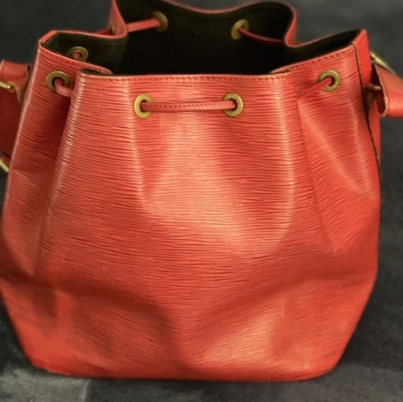 (SOLD)Authentic vintage Louis Vuitton Red Epi bucket noe bag - Picture 2 of 12
